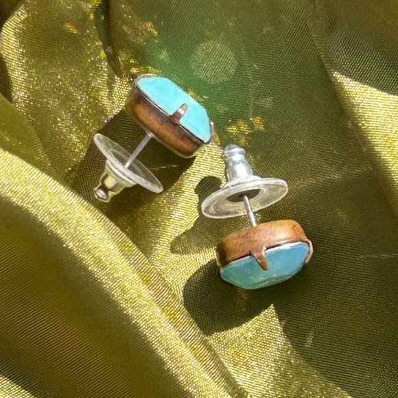 ✨Caribbean turquoise colored water in an earring! Iridescent & faceted posts - Picture 2 of 5